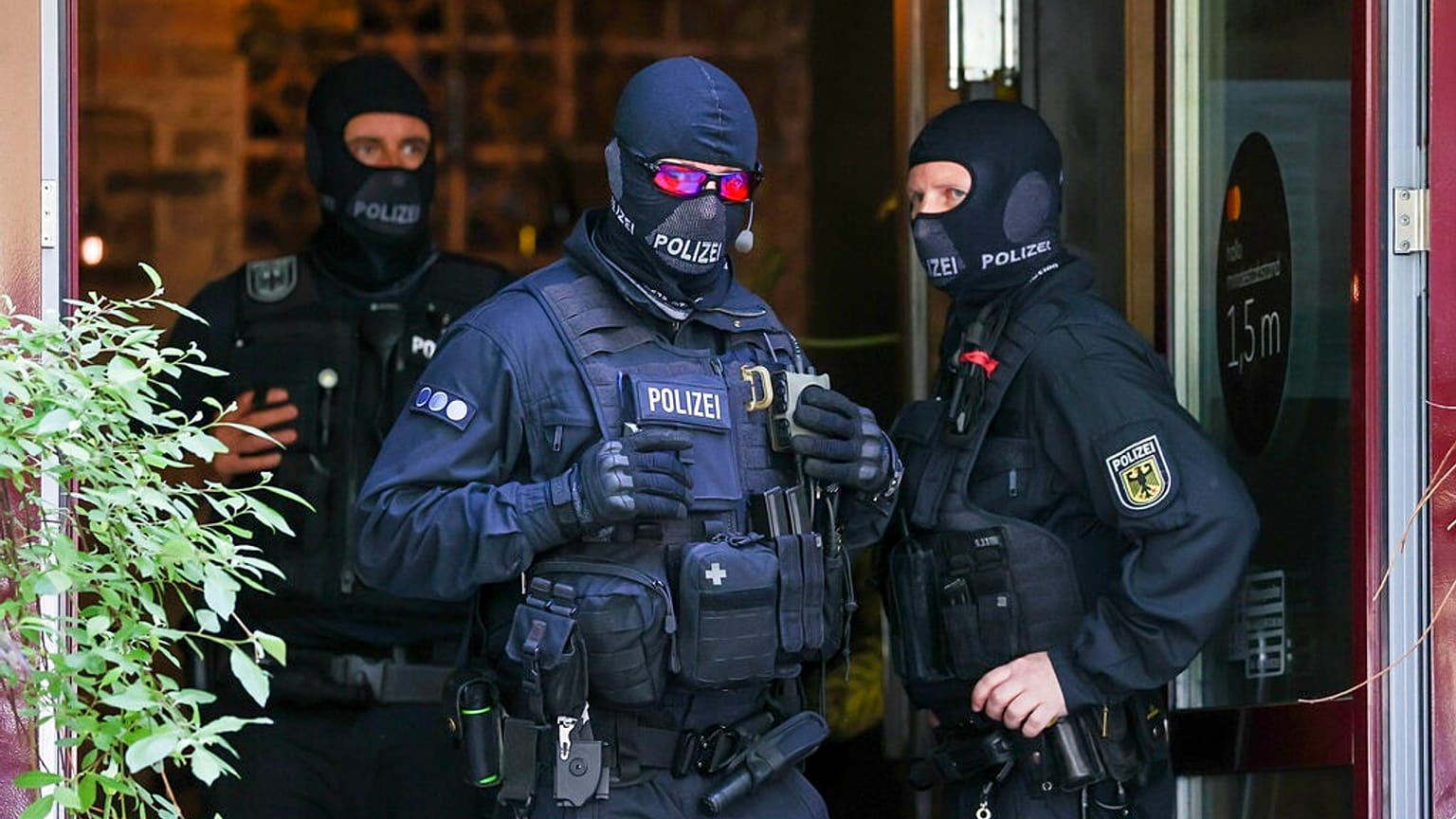 Rendőrök Lipcsében, rajtaütések egyik helyszínén