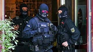 Rendőrök Lipcsében, rajtaütések egyik helyszínén