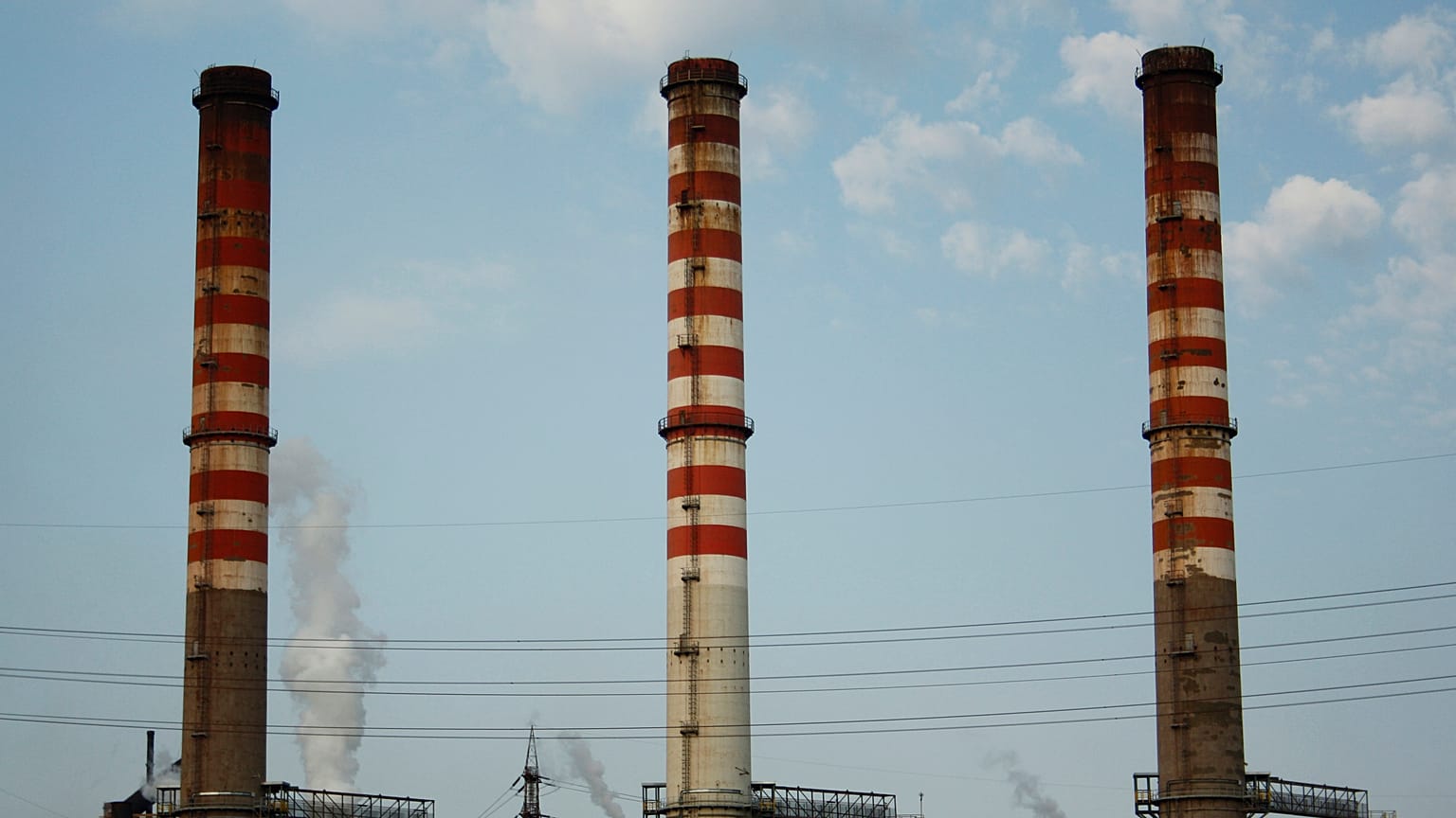 A tarantói Ilva acélgyár kéményei 2012. augusztus 17-én
