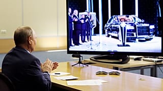 Владимир Путин аплодирует Aurus