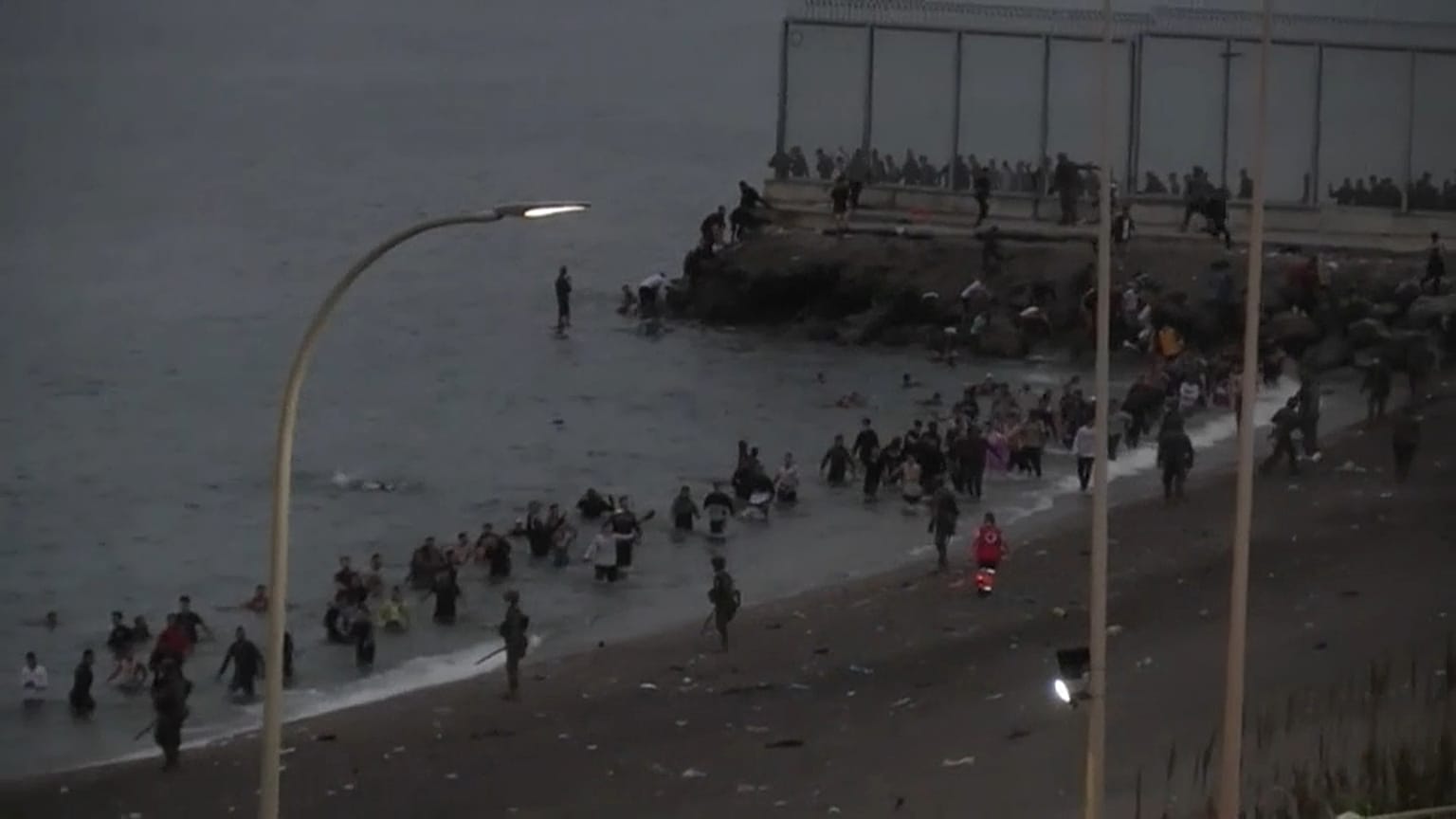 El paso a Ceuta de miles de jóvenes marroquíes tiene una larga gestación que comienza en Washington