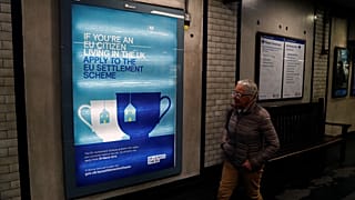 Un cartel publicitario en el metro de Londres advierte a los europeos que deben pedir el estatuto de residente