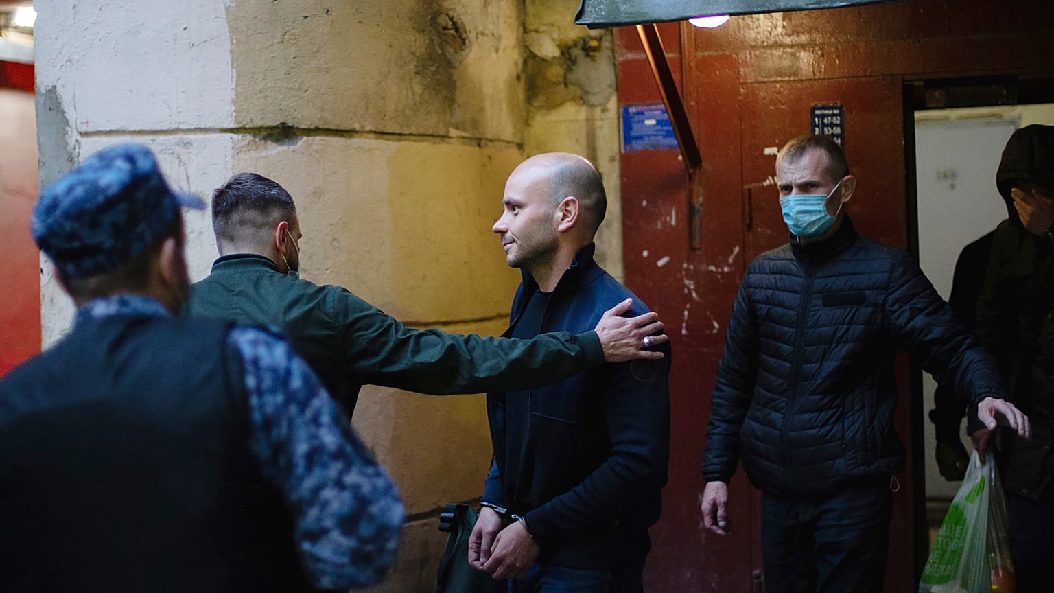 Bilincsben viszik el Andrej Pivovarovot szentpétervári lakásából június elsején