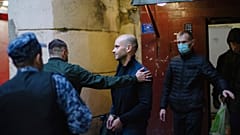 Bilincsben viszik el Andrej Pivovarovot szentpétervári lakásából június elsején