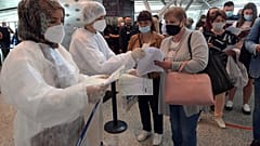 Eine russische Urlauberin beim Einchecken