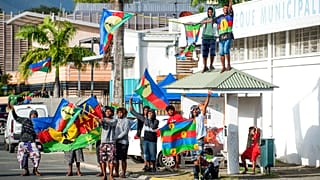Unabhängigkeitsbefürworter demonstrieren mit der Kanak-Flagge vor einem Wahllokal im Bezirk Riviere Salee in Noumea, Neukaledonien, Sonntag, 4. Oktober 2020 AP Photo/Mathurin 