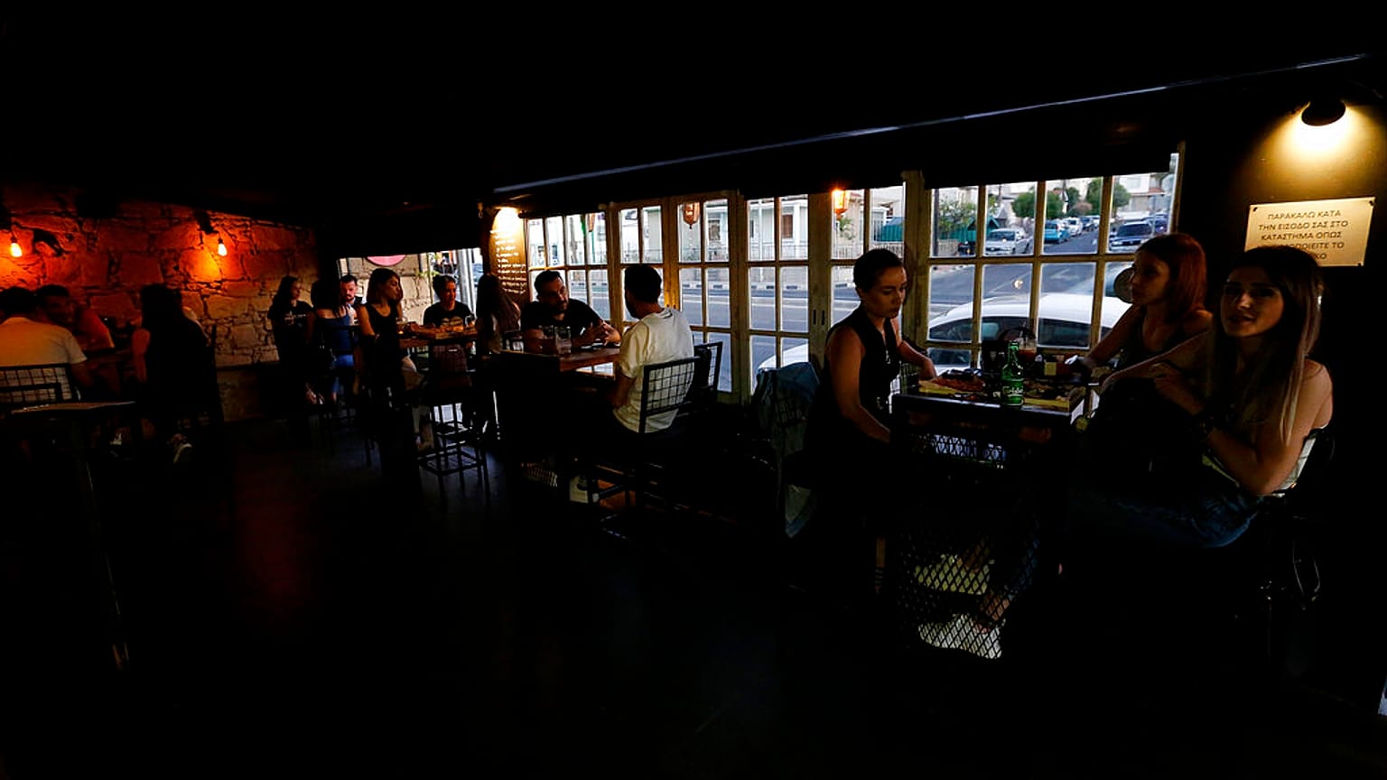 Menschen genießen den Aufenthalt in einer Bar