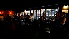 Menschen genießen den Aufenthalt in einer Bar