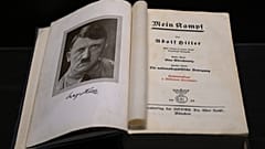 Un exemplaire de "Mein Kampf" présenté au Musée de l'Holocauste à Buenos Aires - capitale de l'Argentine -, le 29 novembre 2019
