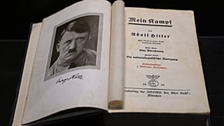 Un exemplaire de "Mein Kampf" présenté au Musée de l'Holocauste à Buenos Aires - capitale de l'Argentine -, le 29 novembre 2019