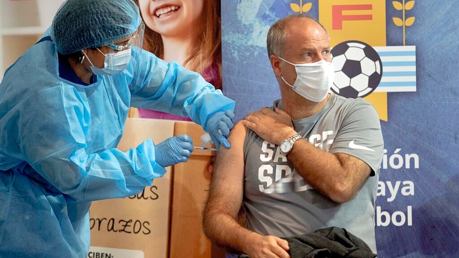 El entrenador de la selección uruguaya, Alejandro Cappuccio, se vacuna en Montevideo