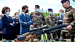 La ministre française des Armées Florence Parly et le porte-parole du gouvernement Gabriel Attal à Versailles-Satory, le 7 mai 2021