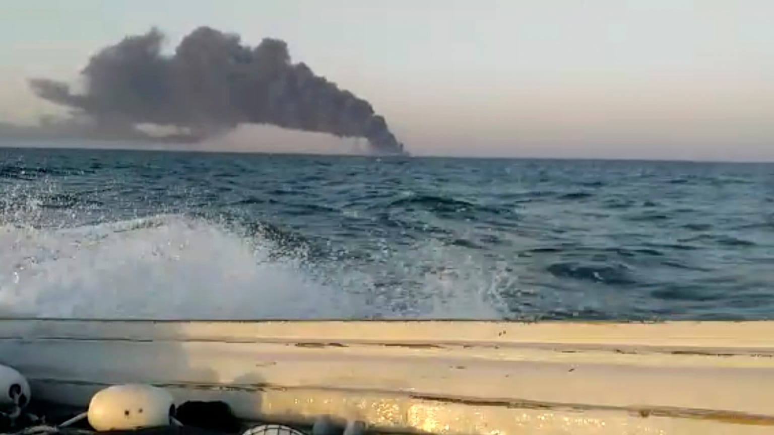Le Kharg, navire de la Marine iranienne, en proie à un incendie en mer d'Oman, le 2 juin 2021