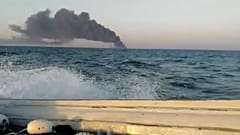 Le Kharg, navire de la Marine iranienne, en proie à un incendie en mer d'Oman, le 2 juin 2021