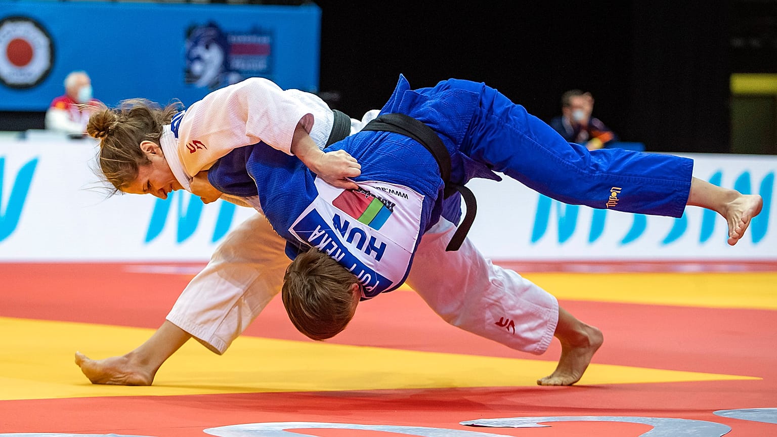 Pupp Réka (kékben) a svájci Fabienne Kocherrel küzd a nők 52 kg-os súlycsoportjában a 2020-as prágai cselgáncs Európa-bajnokságon – képünk illusztráció