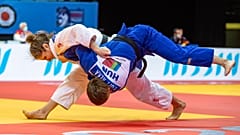 Pupp Réka (kékben) a svájci Fabienne Kocherrel küzd a nők 52 kg-os súlycsoportjában a 2020-as prágai cselgáncs Európa-bajnokságon – képünk illusztráció