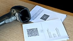 Un certificado COVID de la UE, junto con un escáner QR, se muestran en una estación de policía en la frontera entre Croacia y Eslovenia, 2 de junio de 2021