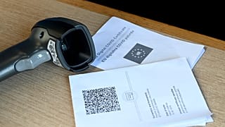 Un certificado COVID de la UE, junto con un escáner QR, se muestran en una estación de policía en la frontera entre Croacia y Eslovenia, 2 de junio de 2021