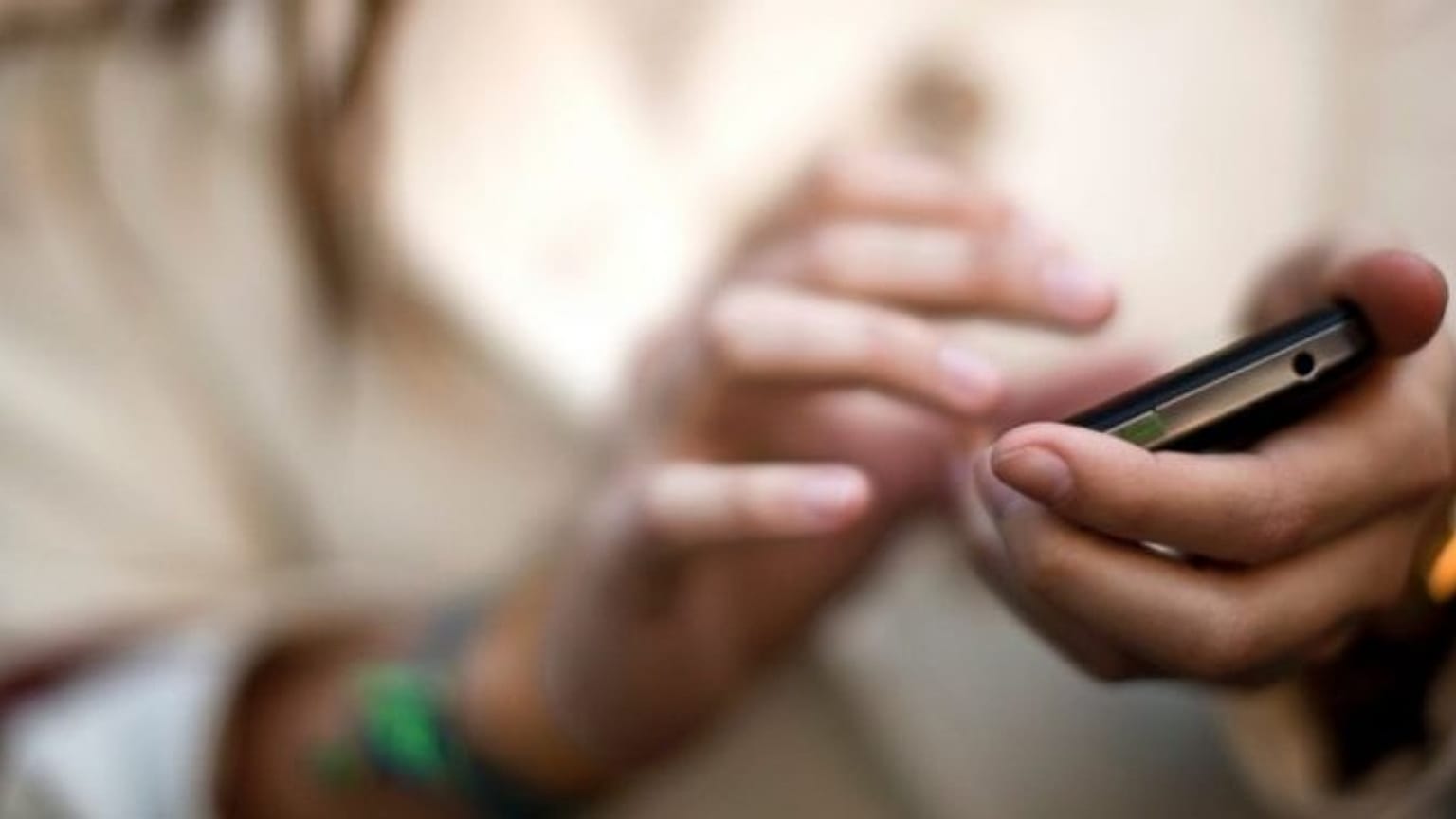 Akıllı telefon kullanan biri