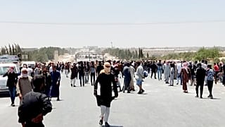 Suriye'nin Menbiç kentinde halk, YPG'nin gençleri silah altına alma uygulamasına karşı protesto gösterisi düzenledi