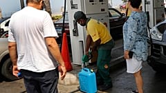 مواطنون لبنانيون يصطفون للحصول على وقود لتشغيل مولدات كهربا  منازلهم بينما تظل الكهرباء مقطوعة لحوالى 20 ساعة في اليوم ، في بيروت ، لبنان ، الأربعاء ، 29 يوليو ، 2020