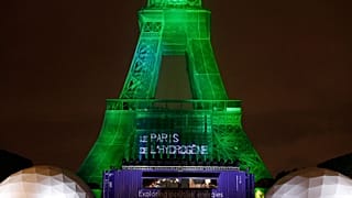 La Tour Eiffel éclairée grâce à de l'hydrogène vert, le 25 mai 2021 à Paris 