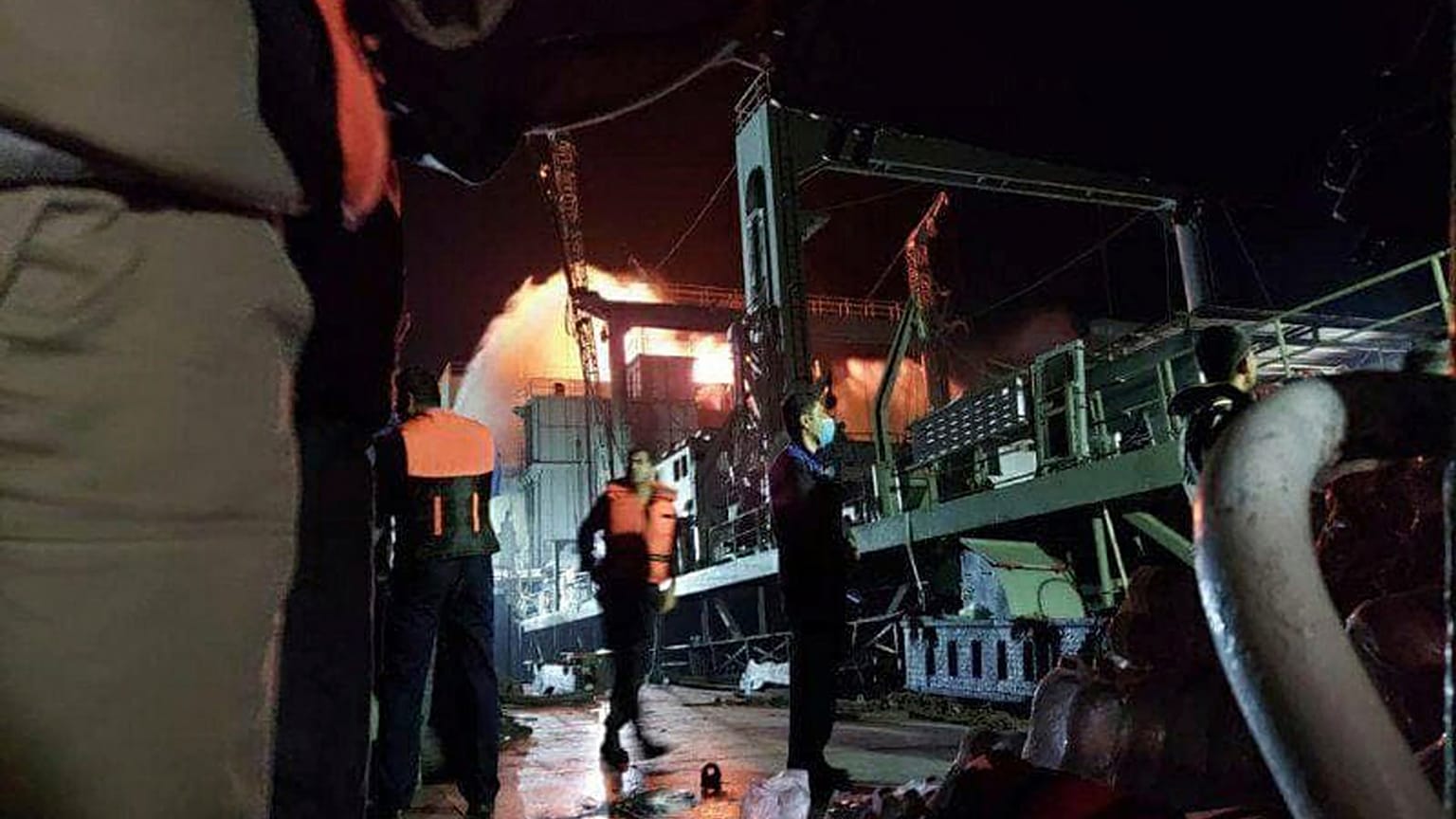 İran Deniz Kuvvetlerine ait "Hark" adlı en büyük savaş gemisi, henüz belirlenemeyen bir nedenle çıkan yangının ardından Umman Denizi'nde battı
