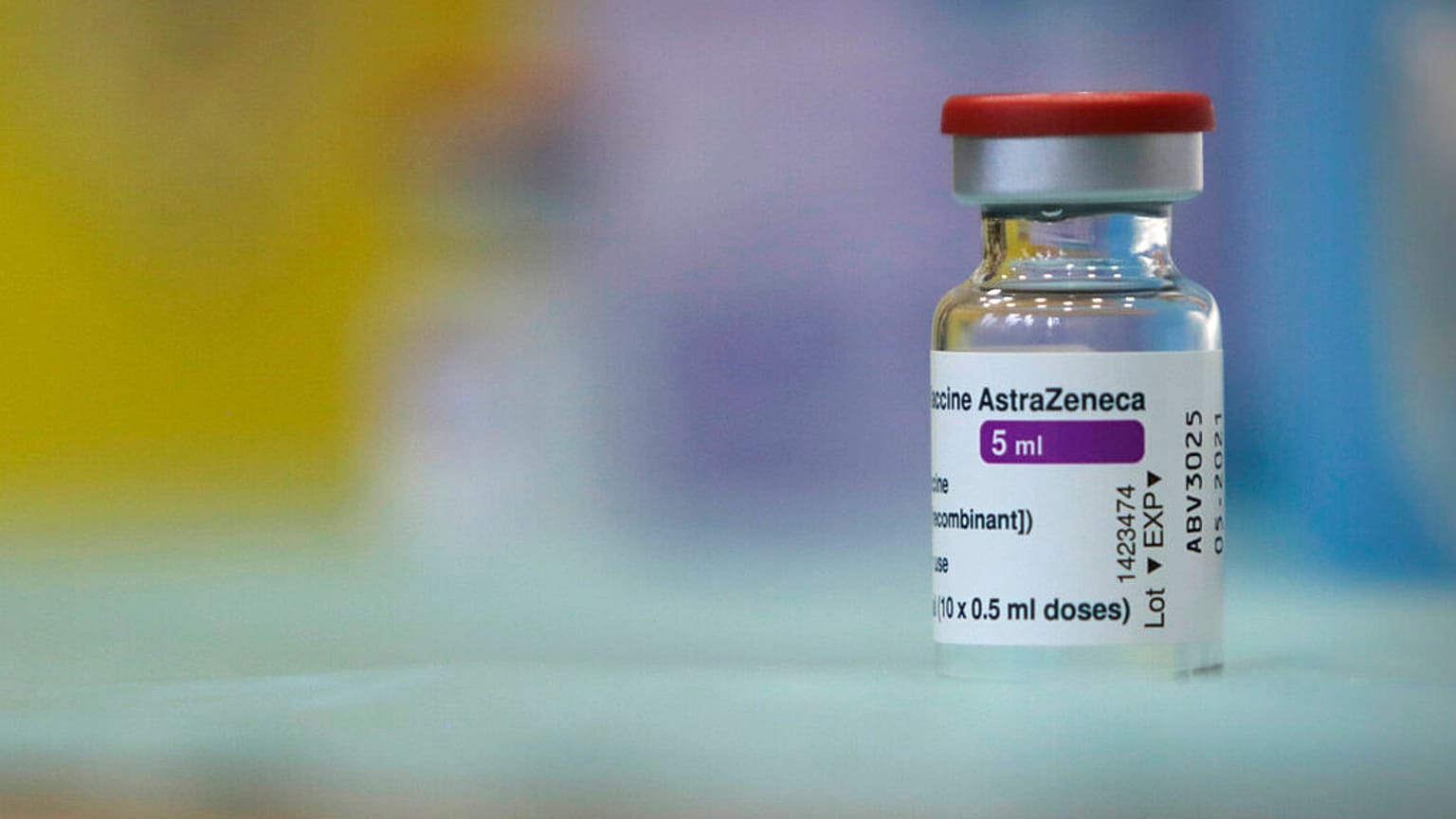 Az AstraZeneca oltás ampullája egy szófiai kórházban