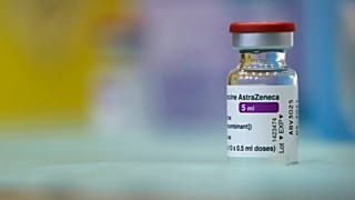 Az AstraZeneca oltás ampullája egy szófiai kórházban
