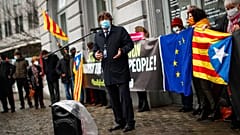Carles Puigdemont az Európai Parlament előtti tüntetésen Brüsszelben.