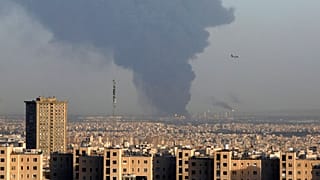 تصاعد دخان كثيف من مصفاة النفط الرئيسية في طهران