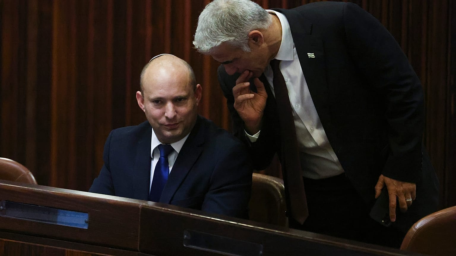 Líder do Yamina, o nacionalista Naftali Bennett, sorri com as palavras de Yair Lapid, líder Yesh Atid