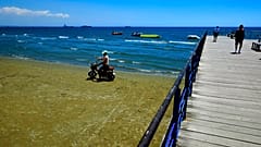 Am Strand von Larnaca auf Zypern