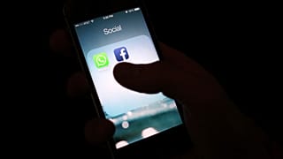 تطبيق "واتس أب" على هاتف محمول