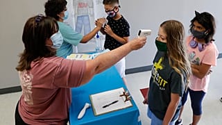 Control de temperatura en niños en un colegio