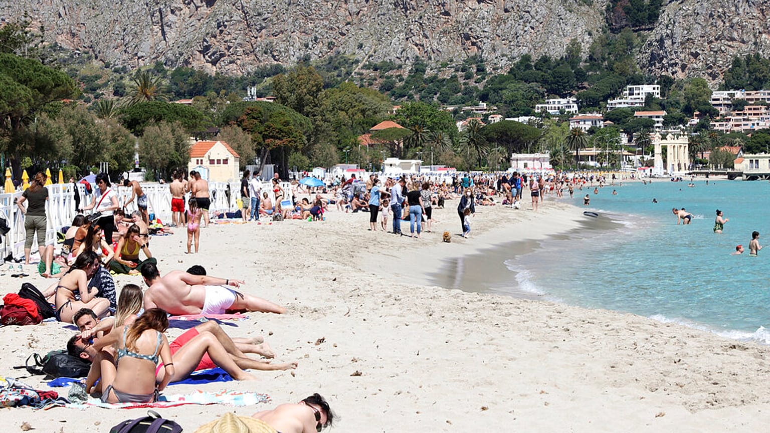 Una vista de la playa de Mondello, Sicilia