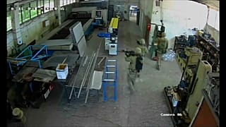 جنود أمريكيون يداهمون مصنعاً صغياً في تشيشنغيروفو، بلغاريا، خلال مناورة عسكرية لحلف شمال الأطلسي،  11 آيار / مايو 2021