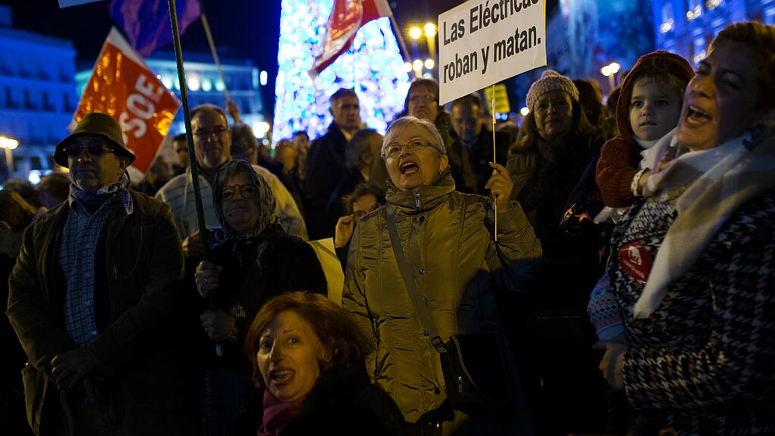 Archivo. Protesta contra la precariedad energética y los precios de la electricidad en España en 2016