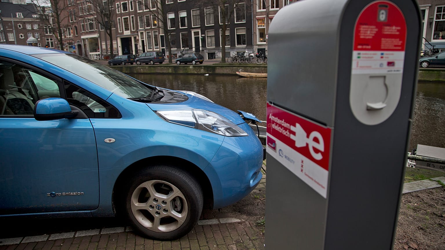 Un veicolo elettrico a zero emissioni in carica nel centro di Amsterdam, Paesi Bassi, martedì 8 gennaio 2013