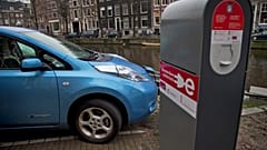 Un veicolo elettrico a zero emissioni in carica nel centro di Amsterdam, Paesi Bassi, martedì 8 gennaio 2013