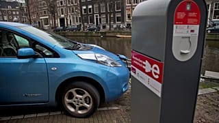 Un veicolo elettrico a zero emissioni in carica nel centro di Amsterdam, Paesi Bassi, martedì 8 gennaio 2013