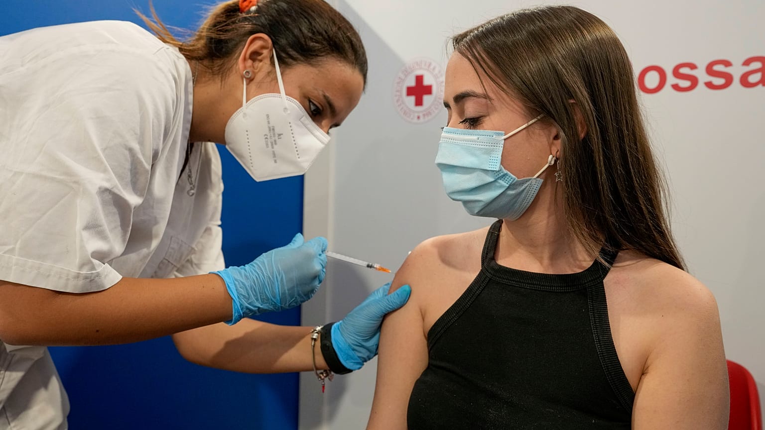Una joven se vacuna en Italia