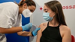 Una joven se vacuna en Italia