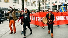 Tiltakozás a svéd járványügyi intézkedések ellen május elején Stockholmban