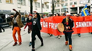Tiltakozás a svéd járványügyi intézkedések ellen május elején Stockholmban