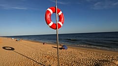 Praia da Falesia, perto de Albufeira, na região do Algarve, sul de Portugal, é uma das mais criticadas