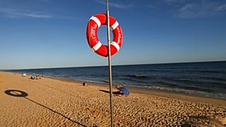 Praia da Falesia, perto de Albufeira, na região do Algarve, sul de Portugal, é uma das mais criticadas