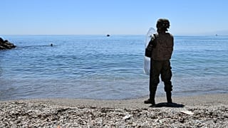 No comment: Ceutában még mindig sorban állnak a bevándorlók