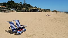 Cadeiras vazias em praia de Albufeira, no Algarve