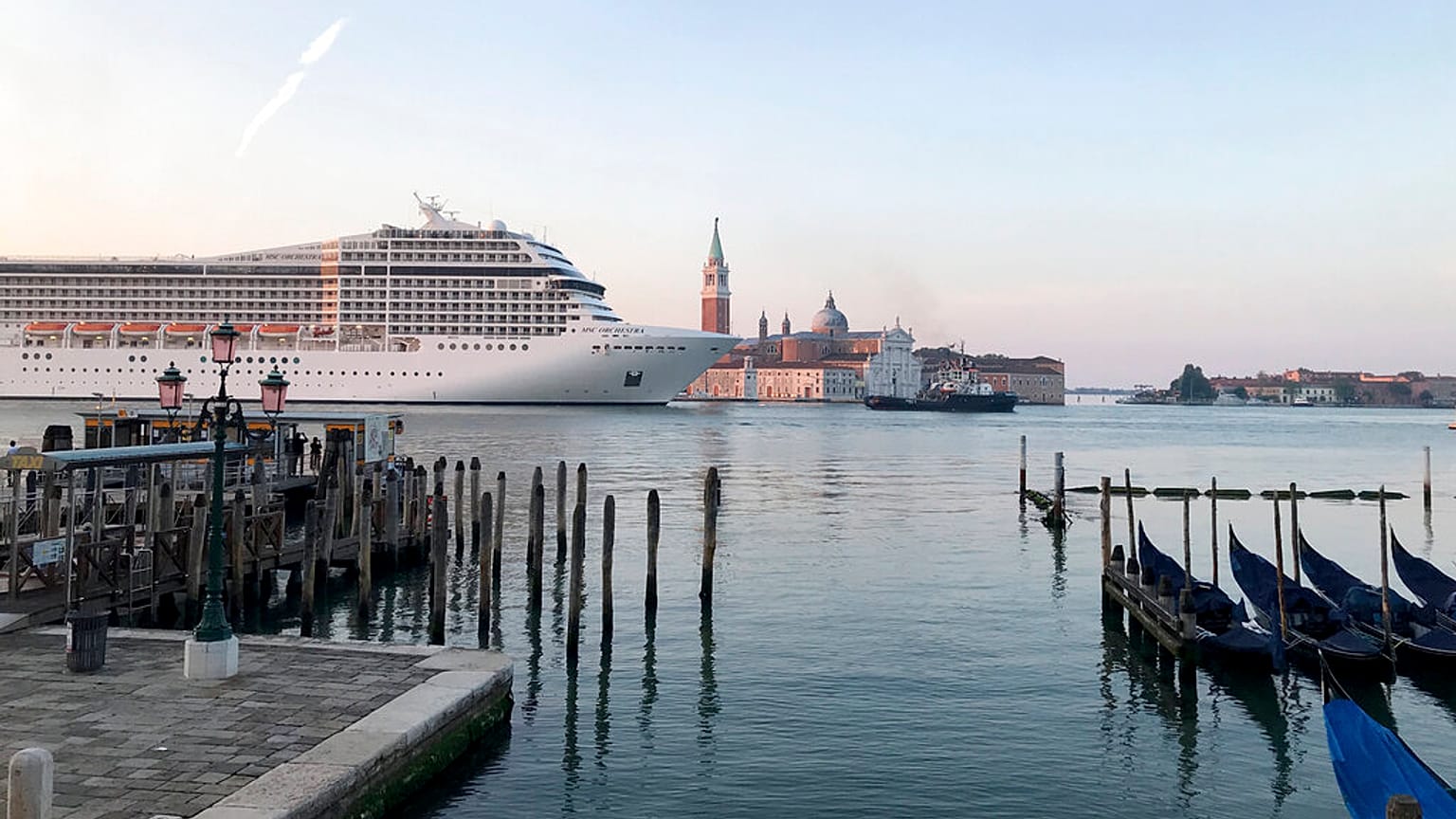 Kreuzfahrtsschiff vor Florenz